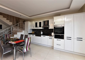 Двухуровневая просторная квартира с прямым видом на Средиземное море