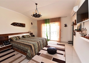 Двухуровневая просторная квартира с прямым видом на Средиземное море