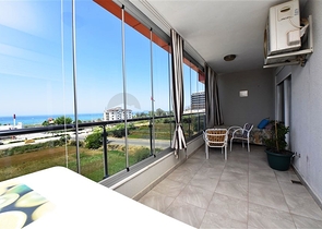 Двухуровневая просторная квартира с прямым видом на Средиземное море