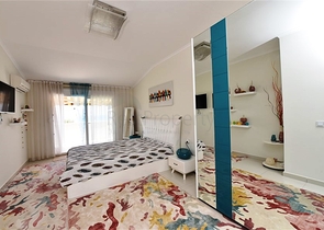 Двухуровневая просторная квартира с прямым видом на Средиземное море