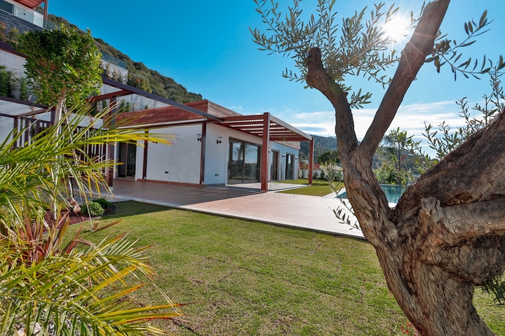 Виллы 5+1 с большим садом в центре Бодрума 