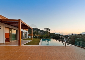 Виллы 5+1 с большим садом в центре Бодрума 