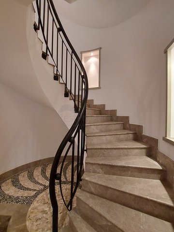 Вилла из натурального камня с шикарным видом на крепость