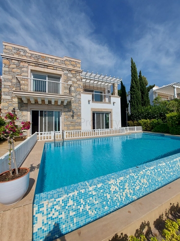 Вилла из натурального камня с шикарным видом на крепость