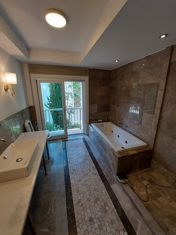 Вилла из натурального камня с шикарным видом на крепость