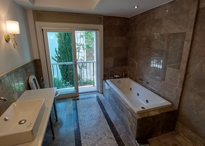 Вилла из натурального камня с шикарным видом на крепость