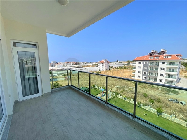 Трехкомнатная квартира с отдельной кухней в районе Паяллар