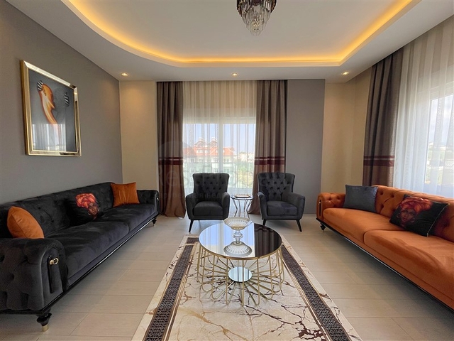 Трехкомнатная квартира с отдельной кухней в районе Паяллар