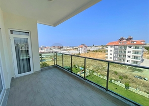 Трехкомнатная квартира с отдельной кухней в районе Паяллар