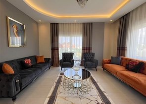 Трехкомнатная квартира с отдельной кухней в районе Паяллар