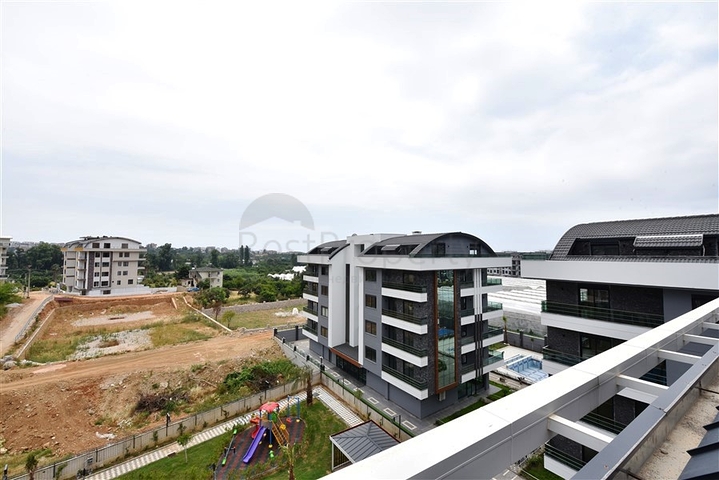 Четырехкомнатный пентхаус в новом жилом доме района Оба