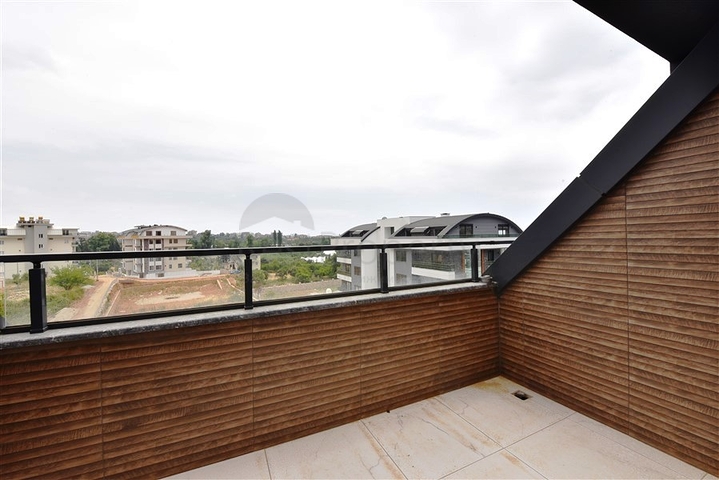 Четырехкомнатный пентхаус в новом жилом доме района Оба