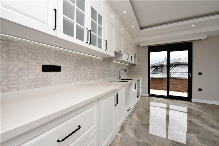 Четырехкомнатный пентхаус в новом жилом доме района Оба