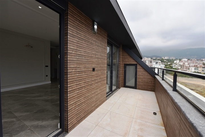 Четырехкомнатный пентхаус в новом жилом доме района Оба