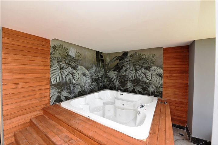 Четырехкомнатный пентхаус в новом жилом доме района Оба