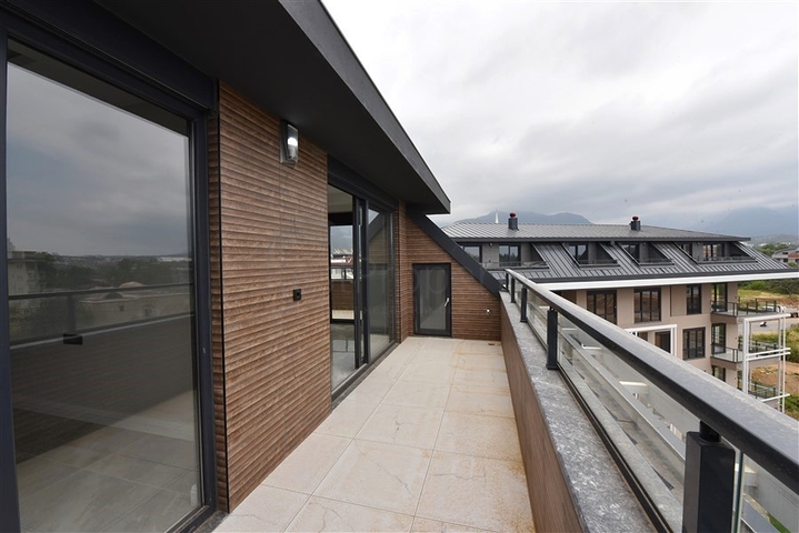 Четырехкомнатный пентхаус в новом жилом доме района Оба