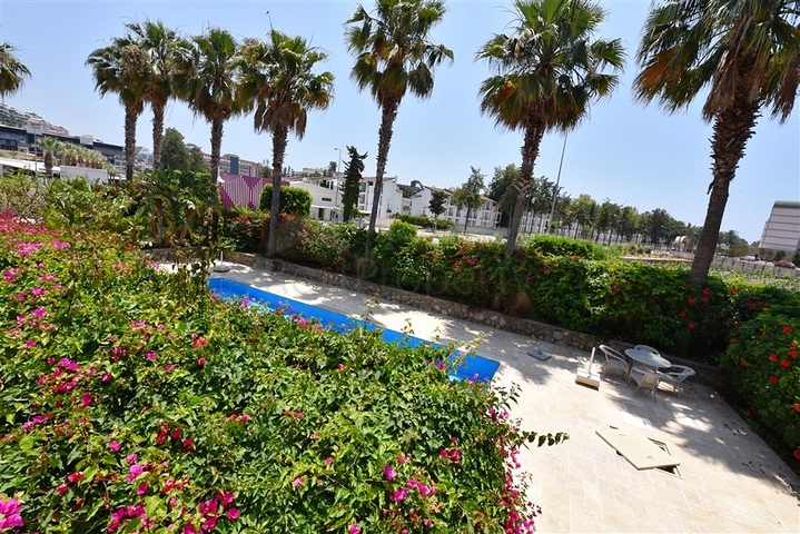 Садовый дуплекс рядом с морем в Конаклы