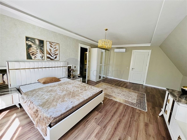 Шикарный пентхаус у моря в элитном районе Каргыджак