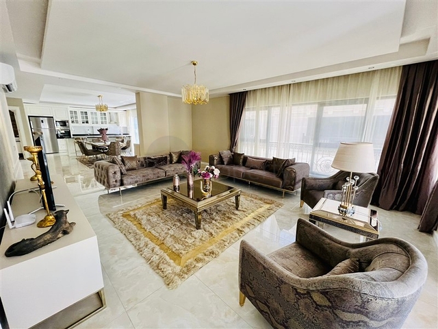 Шикарный пентхаус у моря в элитном районе Каргыджак