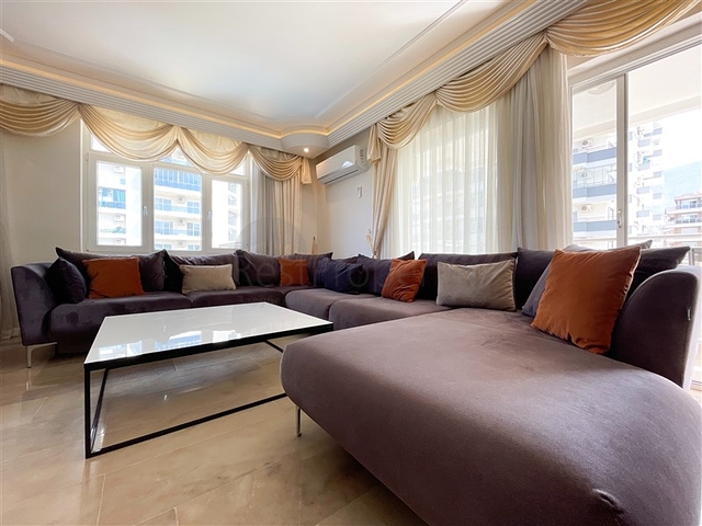 Трехкомнатная квартира на первой линии в районе Махмутлар