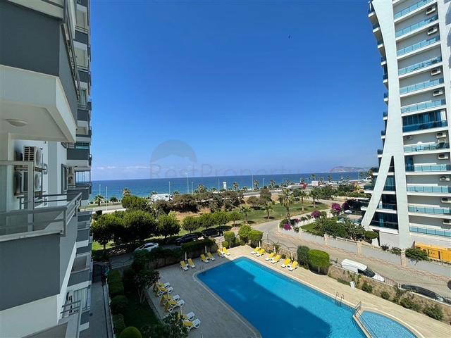 Трехкомнатная квартира на первой линии в районе Махмутлар