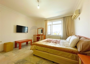 Трехкомнатная квартира на первой линии в районе Махмутлар