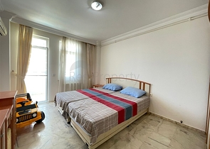 Трехкомнатная квартира на первой линии в районе Махмутлар