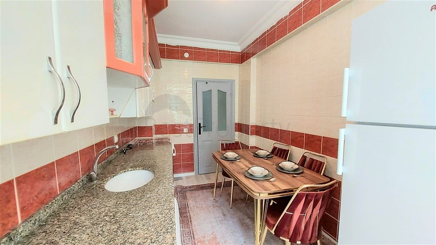 Меблированная трехкомнатная квартира с отдельной кухней 