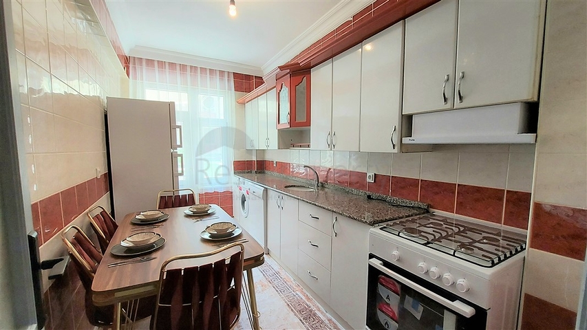 Меблированная трехкомнатная квартира с отдельной кухней 