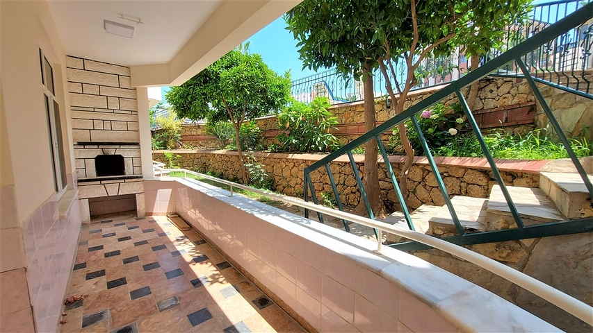 Меблированная трехкомнатная квартира с отдельной кухней 