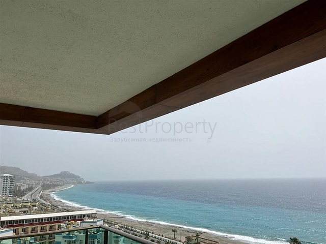 Квартира 2+1 на первой береговой линии в Махмутларе