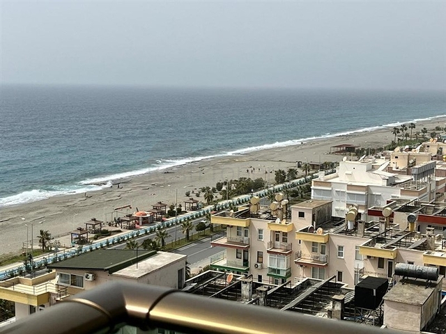 Квартира 2+1 на первой береговой линии в Махмутларе