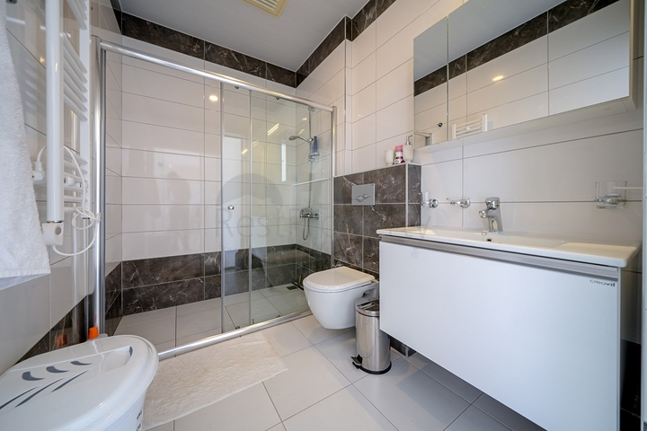 Пентхаус 4+1 с видом на море в люксовом комплексе в районе Авсаллар