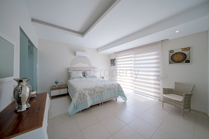 Пентхаус 4+1 с видом на море в люксовом комплексе в районе Авсаллар