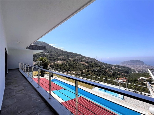 Эксклюзивная вилла с панорамным видом в центре Алании