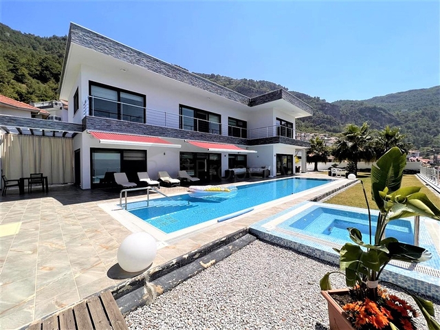 Эксклюзивная вилла с панорамным видом в центре Алании