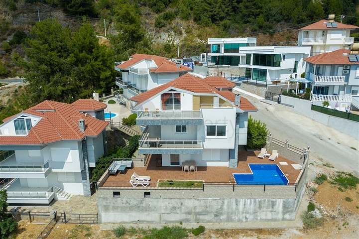 Вилла с панорамным видом на Средиземное море и горы в районе Бекташ