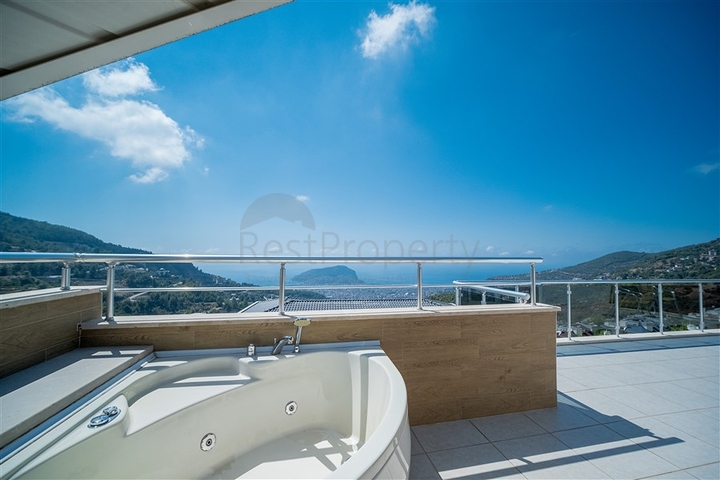 Вилла с панорамным видом на Средиземное море и горы в районе Бекташ