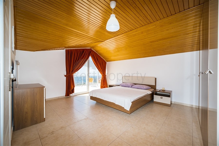 Вилла с панорамным видом на Средиземное море и горы в районе Бекташ