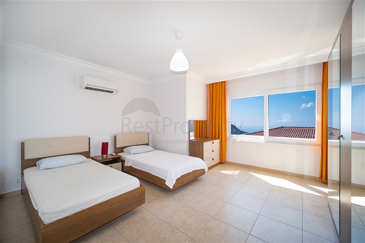 Вилла с панорамным видом на Средиземное море и горы в районе Бекташ