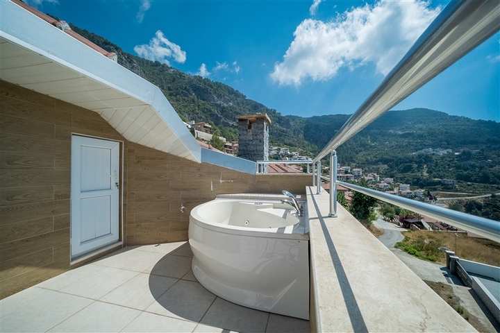 Вилла с панорамным видом на Средиземное море и горы в районе Бекташ