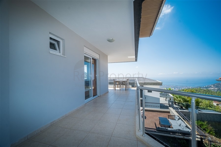 Вилла с панорамным видом на Средиземное море и горы в районе Бекташ