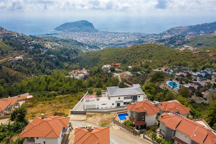 Вилла с панорамным видом на Средиземное море и горы в районе Бекташ