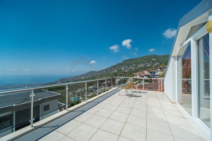 Вилла с панорамным видом на Средиземное море и горы в районе Бекташ