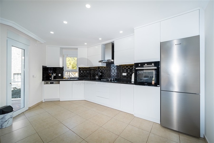 Вилла с панорамным видом на Средиземное море и горы в районе Бекташ