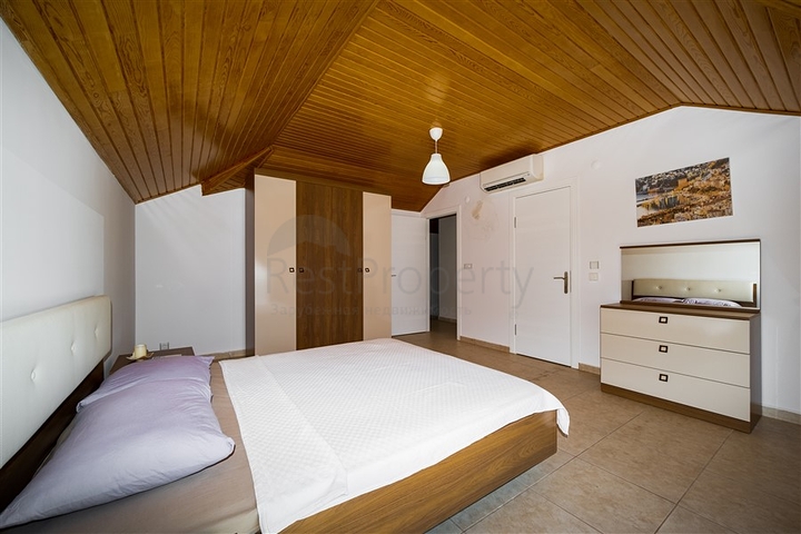 Вилла с панорамным видом на Средиземное море и горы в районе Бекташ