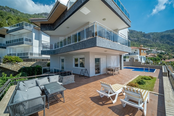 Вилла с панорамным видом на Средиземное море и горы в районе Бекташ