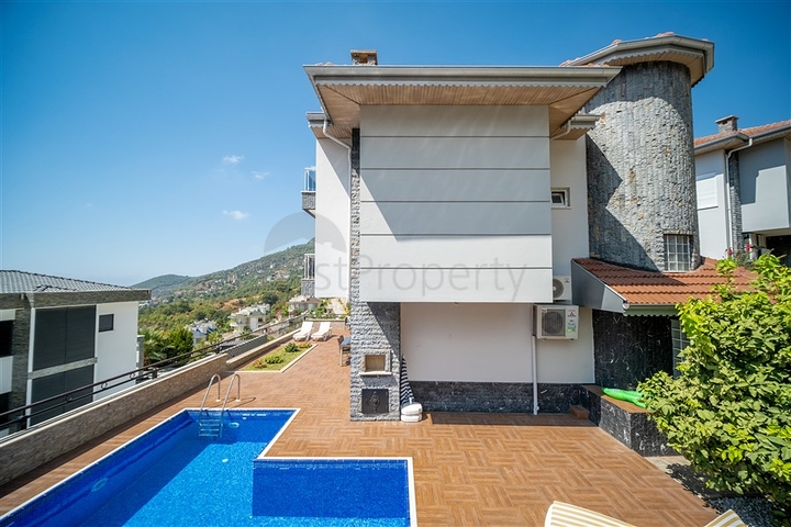 Вилла с панорамным видом на Средиземное море и горы в районе Бекташ