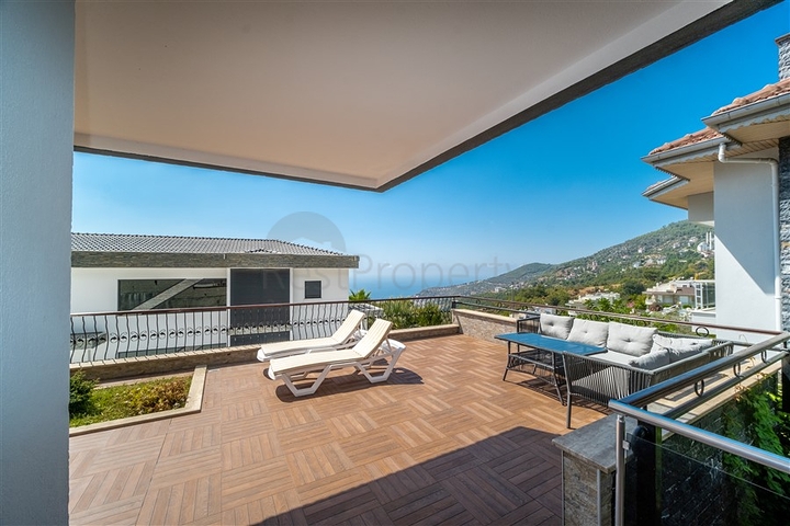 Вилла с панорамным видом на Средиземное море и горы в районе Бекташ