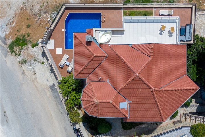 Вилла с панорамным видом на Средиземное море и горы в районе Бекташ